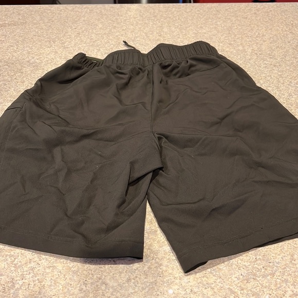 Mens New Balanced Shorts - Picture 3 of 4